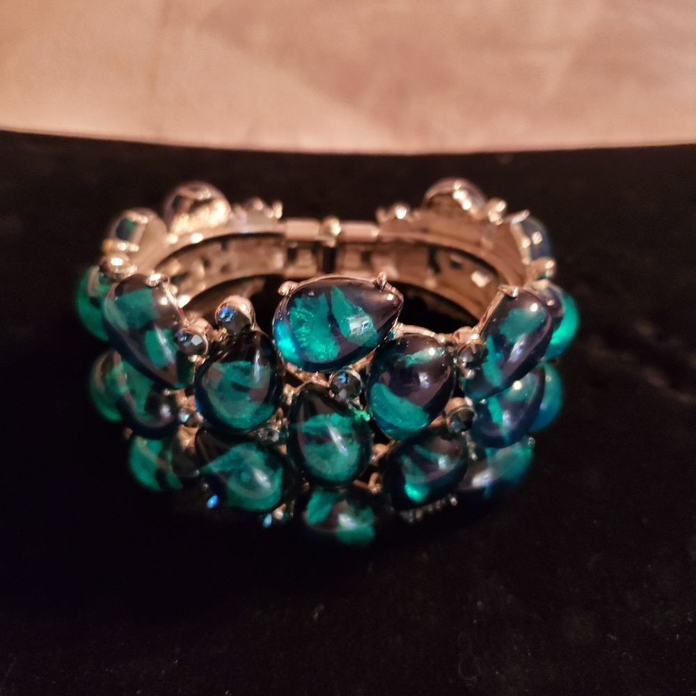Iman hinge bracelet Stunning!